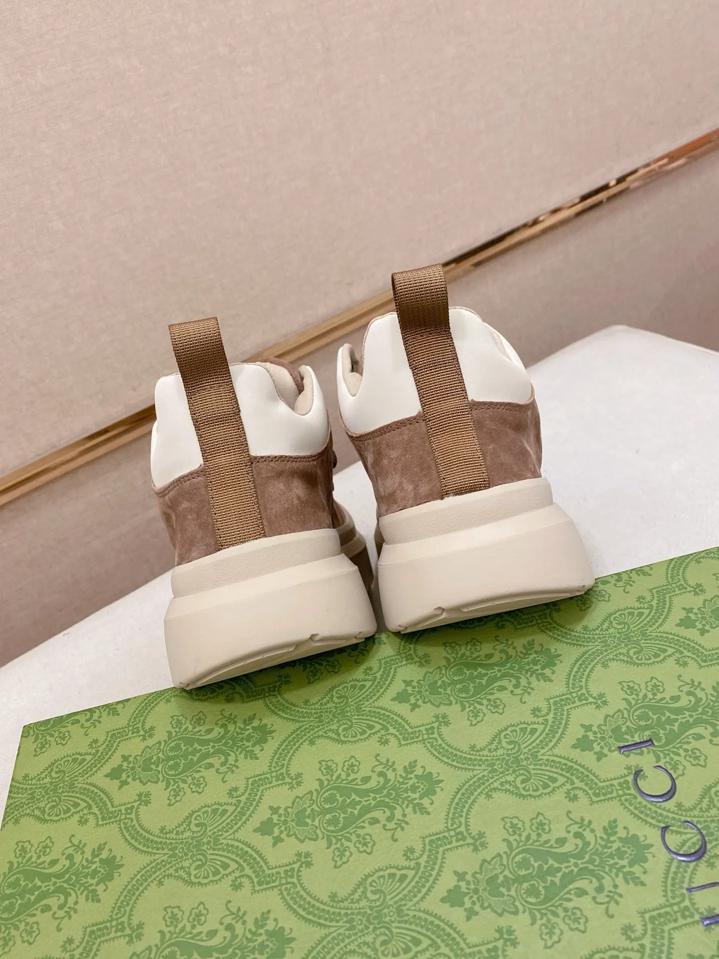 Men's men's shoes 💰 462💰🇮🇹🇮🇹GUCCI (Gucci) top 🔍🔍 new models are on sale at the same time at the counter. The uppers 🇮🇹 are imported from Italy and are made of top-grain cowhide. Fully imported genuine leather lining 💪💪, completely 1⃣️ to 1⃣️ replica 🇮🇹💪💪, ⚠ sole: original sole provided by the original factory, exclusive movable molded sole super comfortable, ⚠ original factory follow-up, 🔍🔍 high quality, you can go in and out of the counter at will, welcome to compare⚠. Code number:38-44